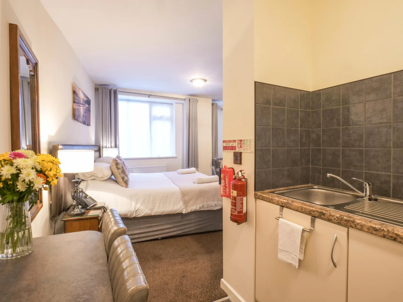 Self-catering room with bed and kitchenette